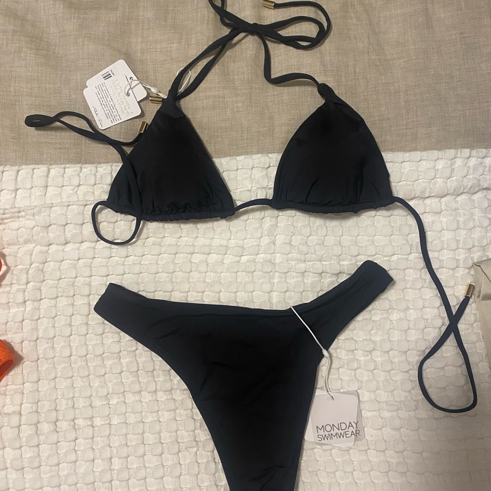 MONDAY SWIMWEAR - Palma Top (M) and Byron Bottoms (P)